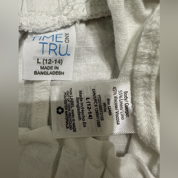 🛍️.Lace trimmed white 3 inches shorts with excellent condition. - Picture 6 of 7